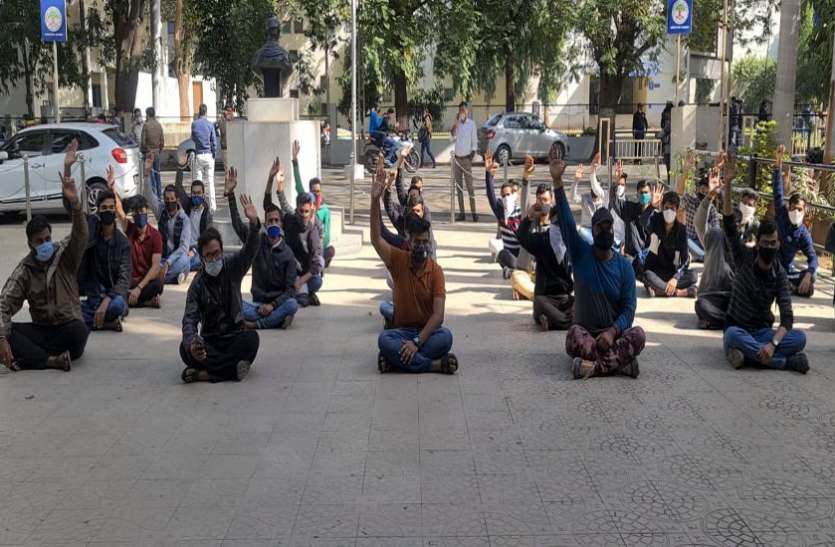 ऑनलाइन परीक्षा की मांग के साथ विद्यार्थियों ने किया प्रदर्शन ऑनलाइन परीक्षा की मांग के साथ विद्यार्थियों ने किया प्रदर्शन