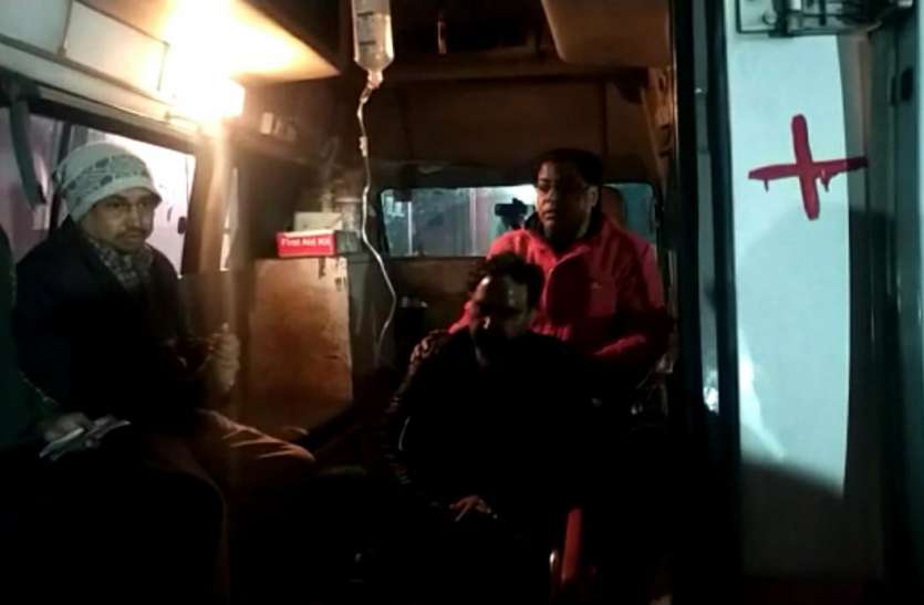 घायल व्यापारी को अस्पताल ले जाते परिजन - फोटो - पत्रिका न्यूज़ नेटवर्क दुकान बंद कर घर लौट रहे ज्वैलर्स को बदमाशों ने मारी गोली