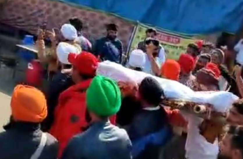up_gate.jpg यूपी गेट पर गुस्साए किसानों ने निकाली प्रधानमंत्री के पुतले की शवयात्रा