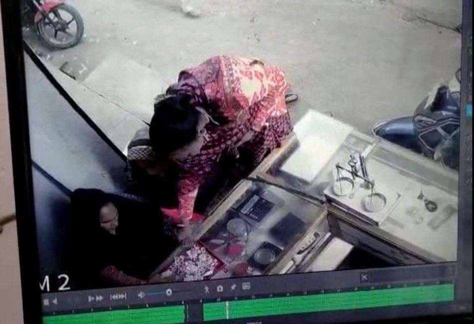 दिव्यांग ज्वैलर को चकमा देकर महिलाओं ने पार किए एक लाख के आभूषण