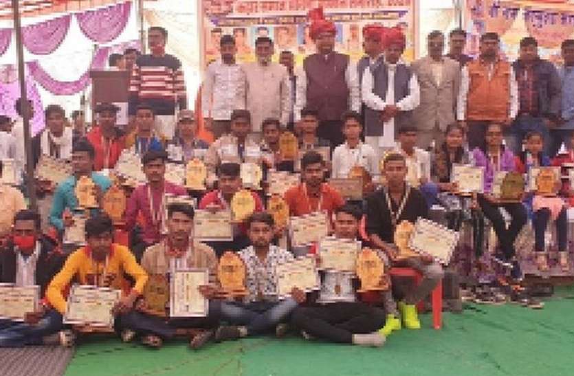 शिक्षा से ही समाज की उन्नति संभव शिक्षा से ही समाज की उन्नति संभव