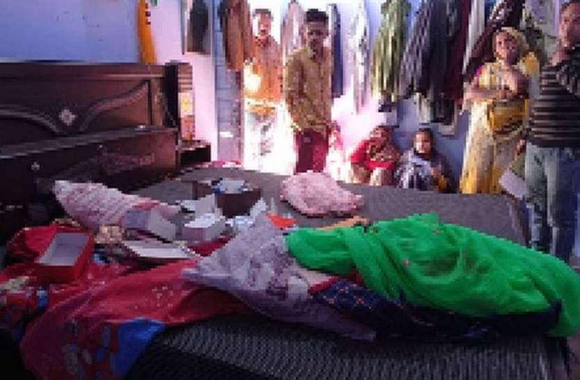 सूने मकान से नकदी व जेवर चुराए सूने मकान से नकदी व जेवर चुराए