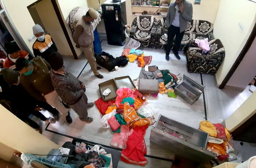 चालीस तोला सोना, एक किलो चांदी के जेवर, तीन लाख नकद चोरी चालीस तोला सोना, एक किलो चांदी के जेवर, तीन लाख नकद चोरी