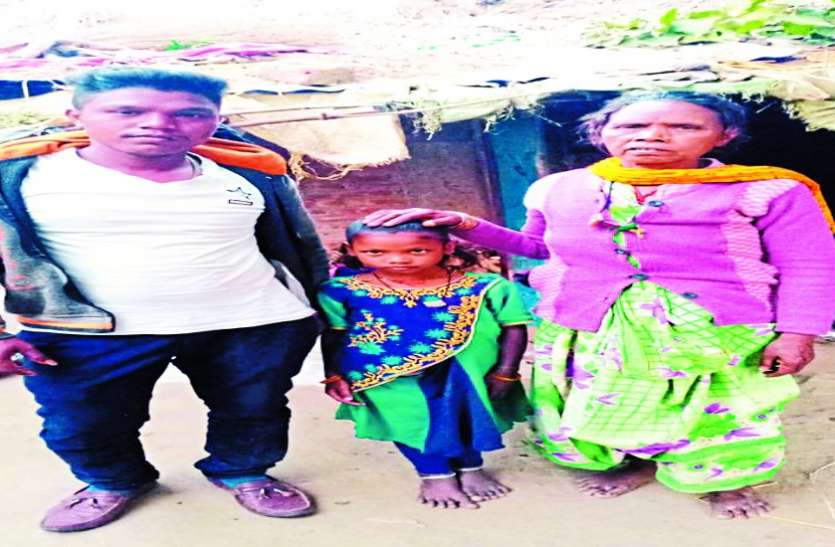 पिता व भाई को वापस लाने की ग्रामीण ने पुलिस अधीक्षक से लगाई गुहार पिता व भाई को वापस लाने की ग्रामीण ने पुलिस अधीक्षक से लगाई गुहार