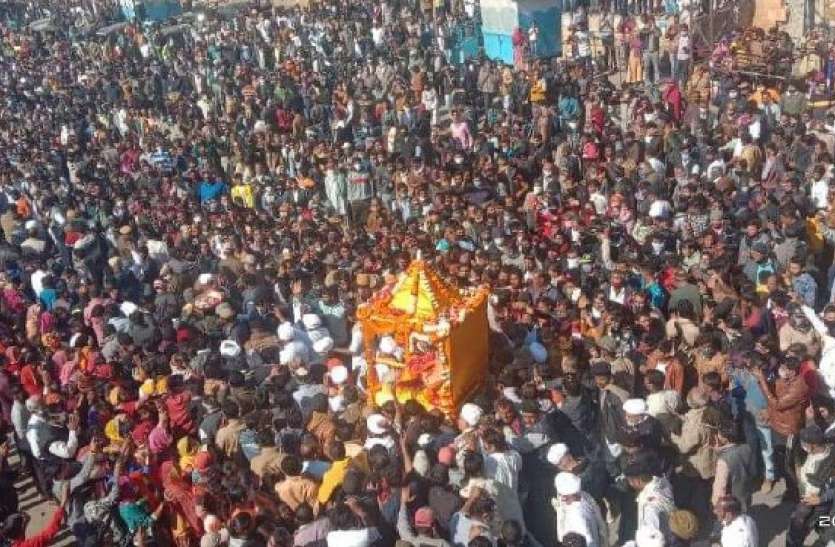 पूर्व महारावल को अंतिम विदाई देने उमड़ा जन सैलाब पूर्व महारावल को अंतिम विदाई देने उमड़ा जन सैलाब
