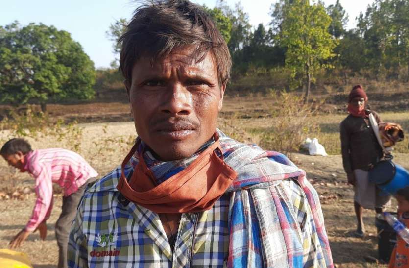 The forced Baiga family: no electricity, water and road facilities in विवश बैगा परिवार: गांव में नहीं बिजली, पानी और सडक़ की सुविधा, मूलभूत सुविधाओं को तरस रहे ग्रामीण
