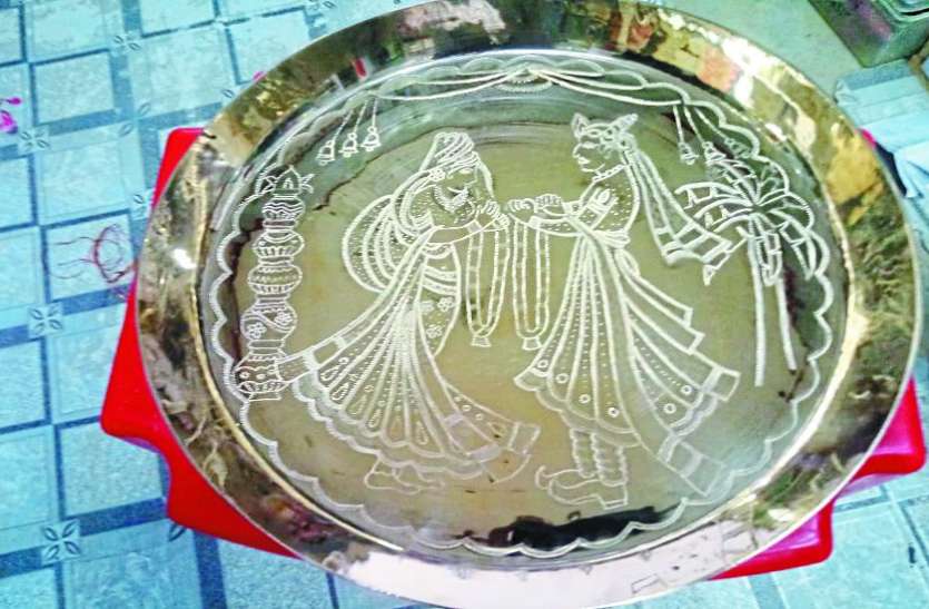 कांसे की थाली व बटकी बनाने वाले कारीगर हो रहे बेरोजगार कांसे की थाली व बटकी बनाने वाले कारीगर हो रहे बेरोजगार