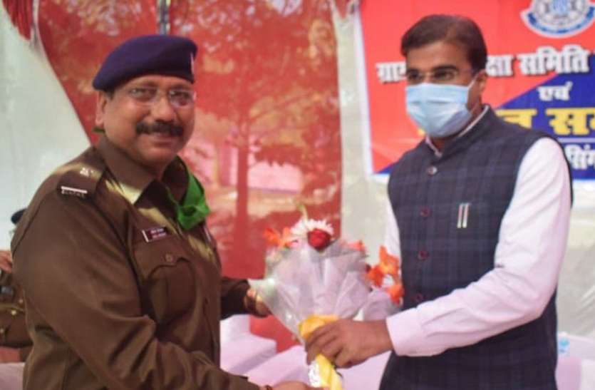 Singrauli Collector SP motivated Municipal Defense Committees to cooperate कलेक्टर व एसपी ने पढ़ाया ग्राम व नगर रक्षा समितियों को सहयोग पाठ