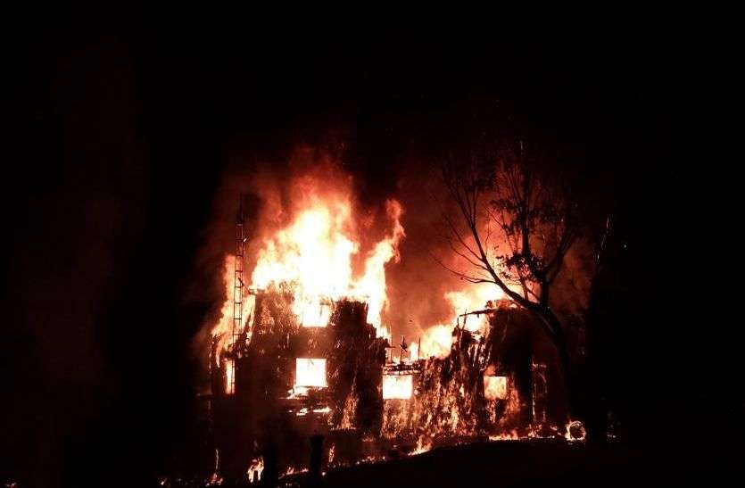 दो लड़की की शादि, कर्ज लिए 50 हजार आग में जले दो लड़की की शादि, कर्ज लिए 50 हजार आग में जले