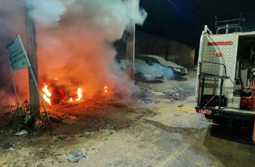 गैराज के बाहर खड़ी कार व बाइक में आग गैराज के बाहर खड़ी कार व बाइक में आग