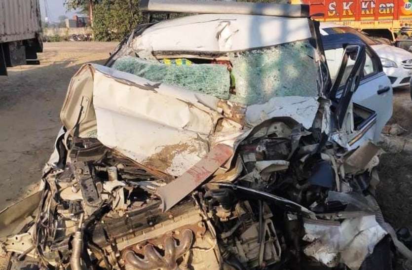 accident हाईवे पर ट्रक में घुसी कार एक की मौत, तीन घायल
