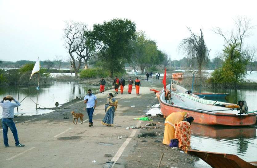 Narmada's water level is decreasing नर्मदा जलस्तर में गिरावट... धीरे-धीरे खुलने लगा है बैक वाटर से जलमग्न राजघाट किनारा