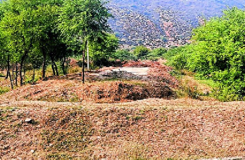 दस साल बाद भी नहीं बनी पुलिया, लाखों की सडक़ हो रही अनुपयोगी साबित दस साल बाद भी नहीं बनी पुलिया, लाखों की सडक़ हो रही अनुपयोगी साबित