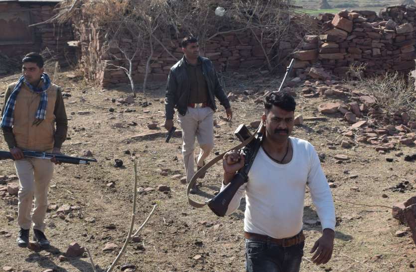 Police reached door to door in search of injured dacoit Keshav Gurjar of 1.25 lakh, search from drone in Dang area सवा लाख के इनामी घायल डकैत केशव गुर्जर की तलाश में घर-घर पहुंची पुलिस, डांग क्षेत्र में ड्रोन से तलाश