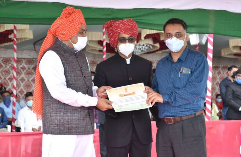 अध्ययन व अनुभव के आधार पर शुरू किया कोरोना का उपचार अध्ययन व अनुभव के आधार पर शुरू किया कोरोना का उपचार