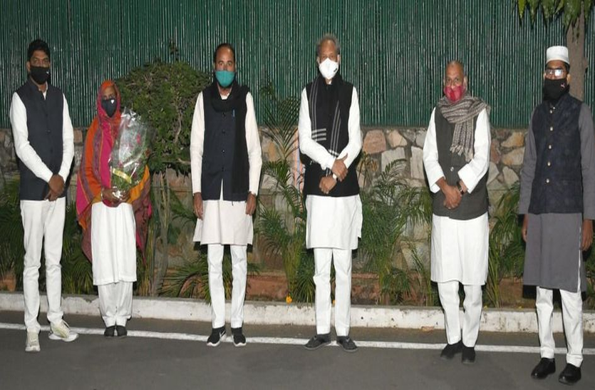मुख्यमंत्री से करौली के लिए मांगा विशेष पैकेज मुख्यमंत्री से करौली के लिए मांगा विशेष पैकेज