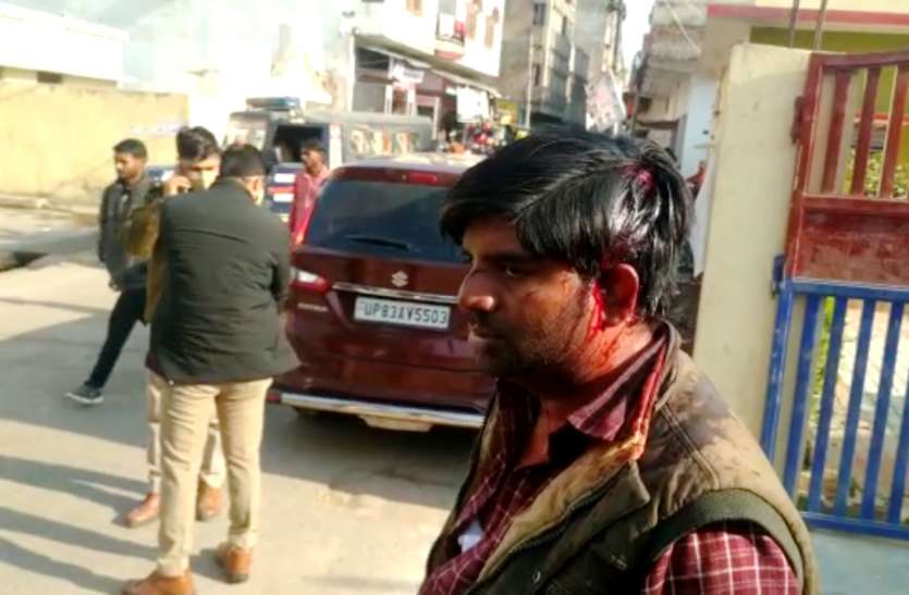 ghayal बीच सड़क पर गाड़ी रोक ममेरे भाई ने कार पर की फायरिंग, रिवॉल्वर से भाई को पीटकर किया घायल