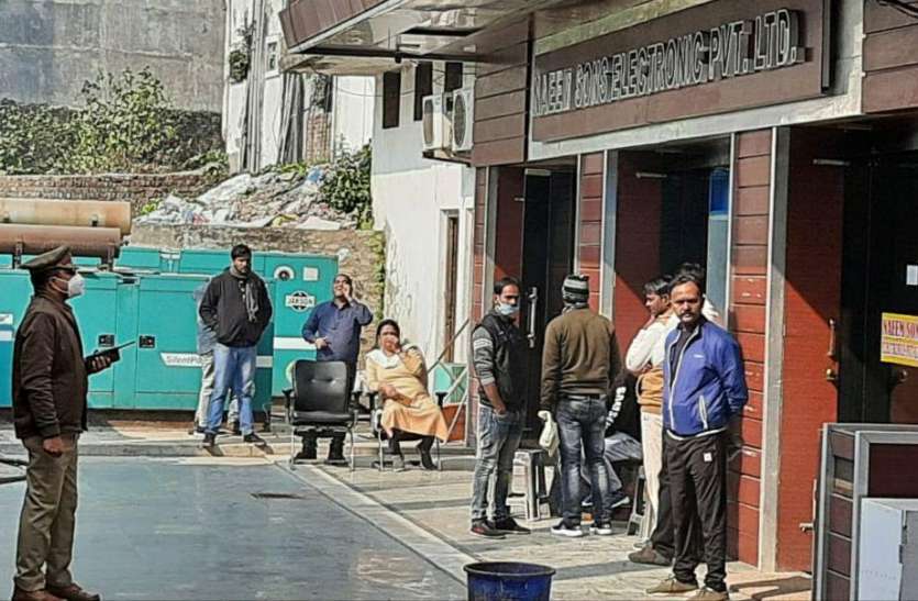 gorakhpur_ats_raid.jpg टेरर फंडिंगः गोरखपुर में एटीएस का छापा, गोलघर में दुकान पर सुबह से चल रही छापेमारी