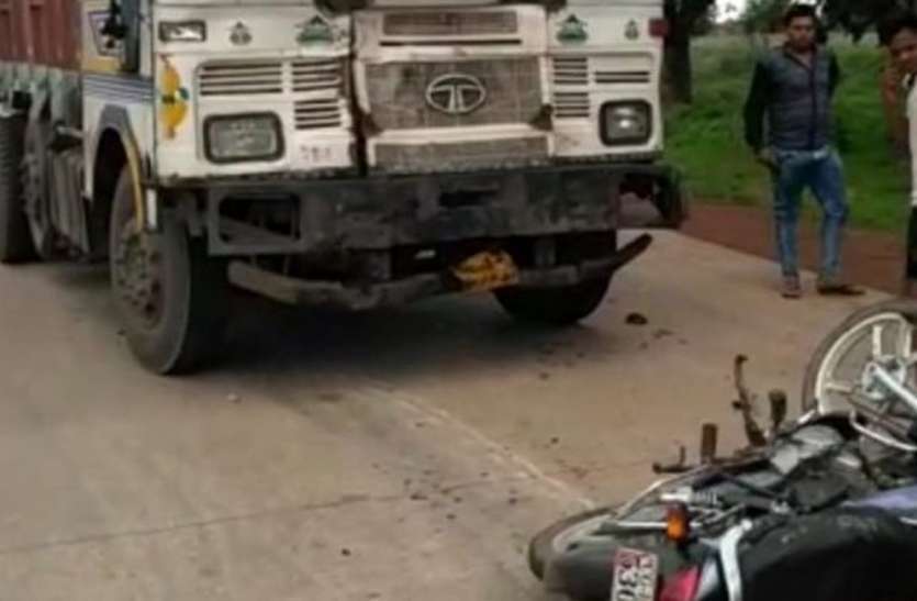 Two people riding bike died due to truck grip ट्रक की चपेट से बाइक सवार दो जनों की मौत