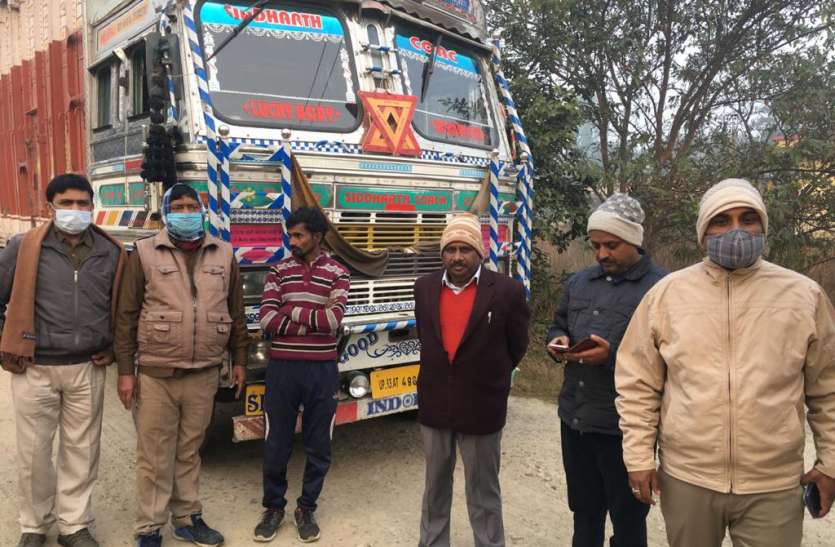 रायबरेली जिला प्रशासन ने सात ओवरलोड ट्रकों को पकड़कर आठ लाख से अधिक का जुर्माना वसूला, ओवरलोड ट्रेक चालकों में मचा हड़कंप रायबरेली जिला प्रशासन ने सात ओवरलोड ट्रकों को पकड़कर आठ लाख से अधिक का जुर्माना वसूला, ओवरलोड ट्रेक चालकों में मचा हड़कंप