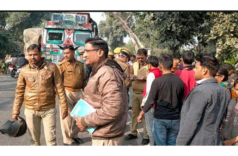 रायबरेली में पेड़ पर चढ़कर पत्तियां तोड़ रहे युवक की हाईटेंशन लाइन की चपेट में आने से मौत रायबरेली में पेड़ पर चढ़कर पत्तियां तोड़ रहे युवक की हाईटेंशन लाइन की चपेट में आने से मौत