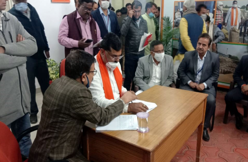 मंत्री की अधिकारियों को हिदायत, बीमा क्लेम राशि से वंचित नहीं रहे कोई किसान मंत्री की अधिकारियों को हिदायत, बीमा क्लेम राशि से वंचित नहीं रहे कोई किसान