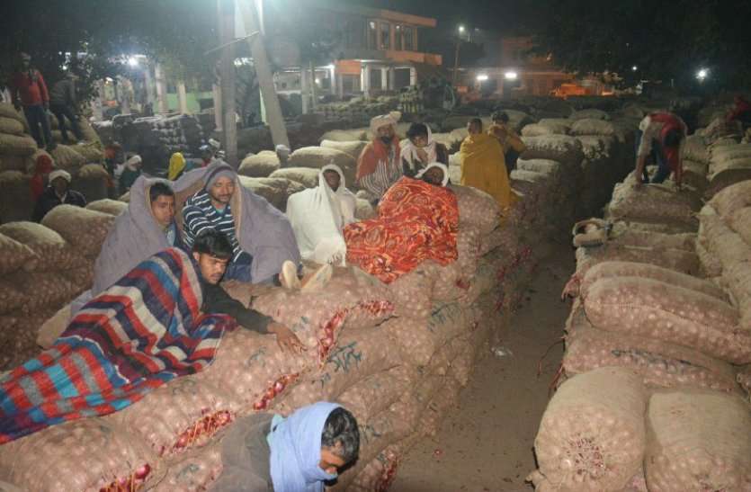 Farmers Movement - अन्नदाता पर भारी पड़ रहा सर्दी में किसान आंदोलन Farmers Movement - अन्नदाता पर भारी पड़ रहा सर्दी में किसान आंदोलन