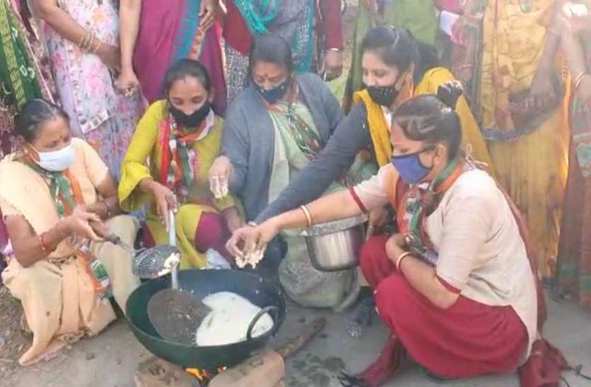 पानी में पकोड़े तलकर किया महंगाई का विरोध पानी में पकोड़े तलकर किया महंगाई का विरोध