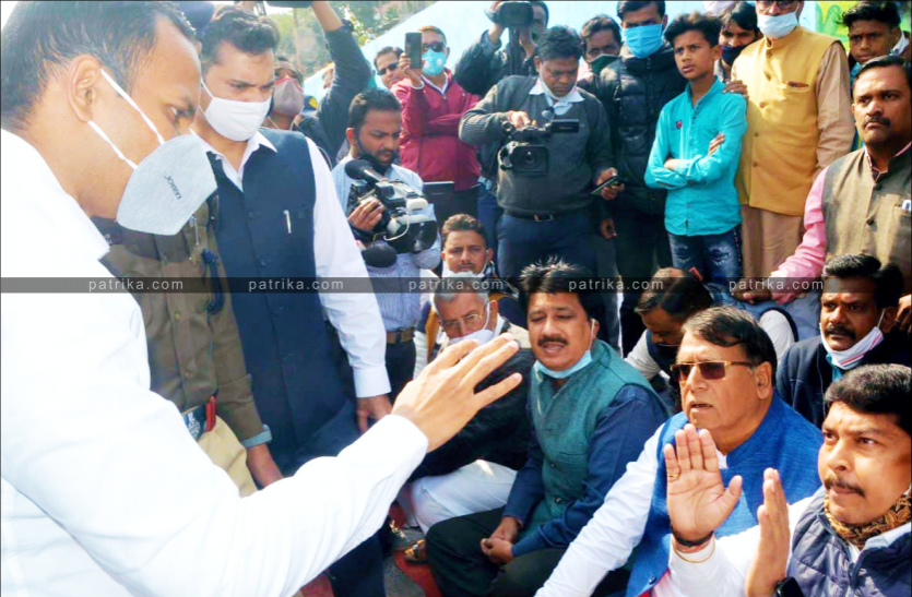pc_2.png सीएम के समारोह का विरोध, कांग्रेस विधायक समेत कई नेता गिरफ्तार