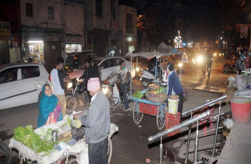 Instructions were given to stop the obstruction on the roads अफसरों के फरमान को चुनौती, ठेले हटे न नो पार्किंग थमी