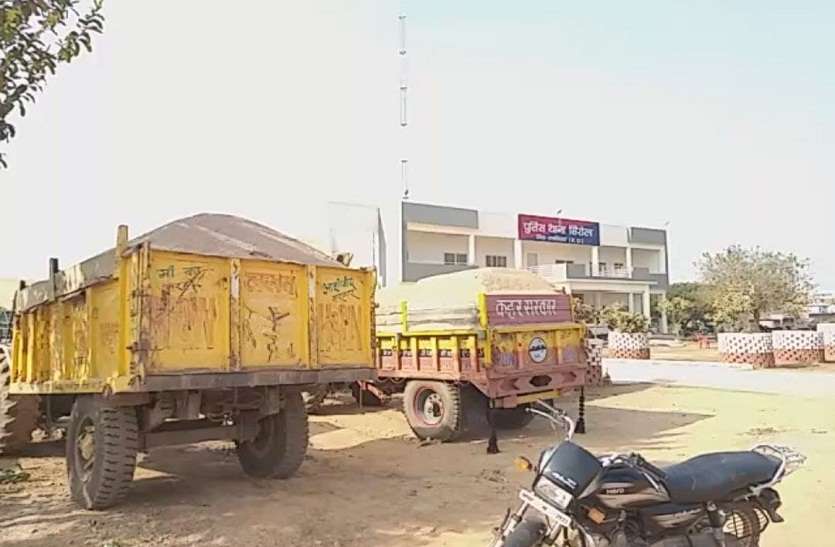 Police caught illegal sand traders including vehicles 10 लाख की रेत लाए 4 आरोपी पकडे