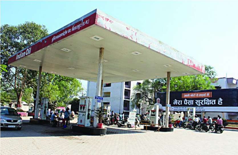 police_petrol.jpg पुलिस पेट्रोल पंप में पुलिस कर्मियों को बिना मास्क मिलता है पेट्रोल, आम लोगों पर नियम लागू