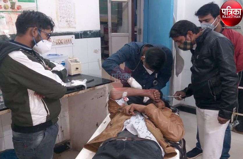 पाली : बोलेरो ने बाइक को मारी टक्कर, तीन घायल पाली : बोलेरो ने बाइक को मारी टक्कर, तीन घायल