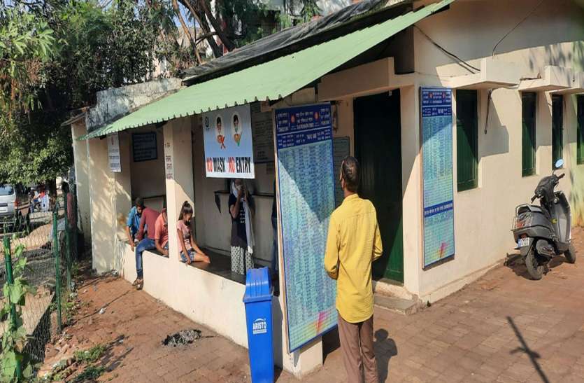 मोबाइल बुकिंग से विंडों बंद होने की बढऩे लगी आशंका मोबाइल बुकिंग से विंडों बंद होने की बढऩे लगी आशंका