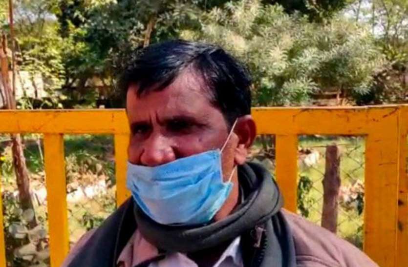 एक माह से फुंका पड़ा है ट्रांसफार्मर, नहीं हो पा रही फसलों की सिंचाई एक माह से फुंका पड़ा है ट्रांसफार्मर, नहीं हो पा रही फसलों की सिंचाई