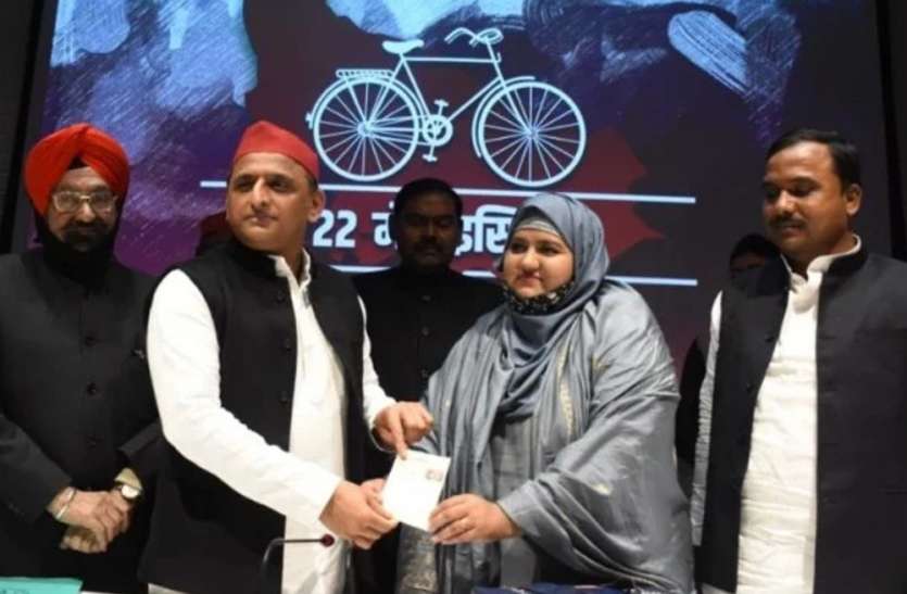 शायर मुनव्वर राणा की बेटी सुमैया राणा सपा में शामिल, बसपा के दो बड़े नेता भी साइकिल पर बैठे शायर मुनव्वर राणा की बेटी सुमैया राणा सपा में शामिल, बसपा के दो बड़े नेता भी साइकिल पर बैठे