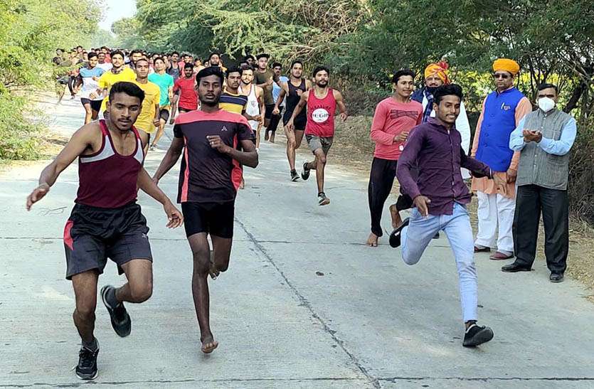 दौड़ प्रतियोगिता में युवकों ने दिखाया दम, कई गांवों के युवा हुए शामिल दौड़ प्रतियोगिता में युवकों ने दिखाया दम, कई गांवों के युवा हुए शामिल