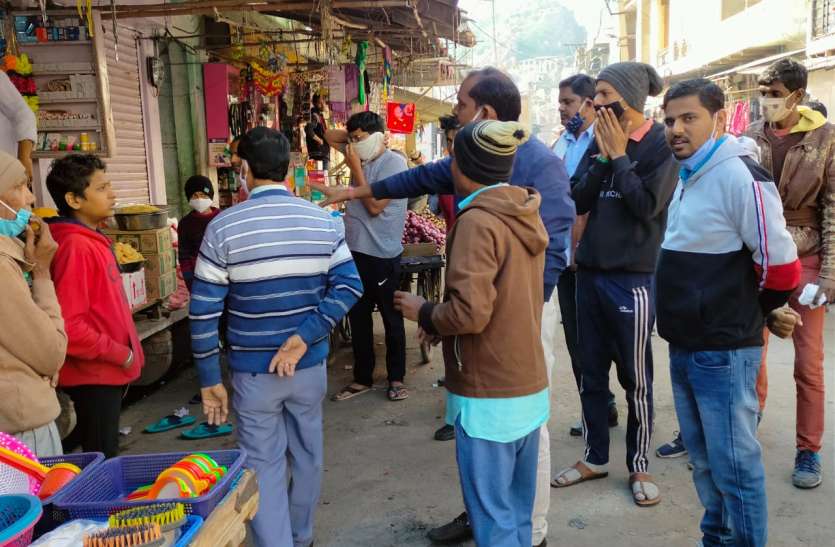 सड़क से हटाए अतिक्रमण, मची अफरातफरी सड़क से हटाए अतिक्रमण, मची अफरातफरी