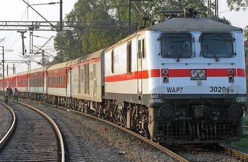train.jpg मुंबई और आनंद विहार जाने वाली ट्रेनों को 31 मार्च तक बढ़ाया गया, जानिये कौन-कौन सी हैं ट्रेनें