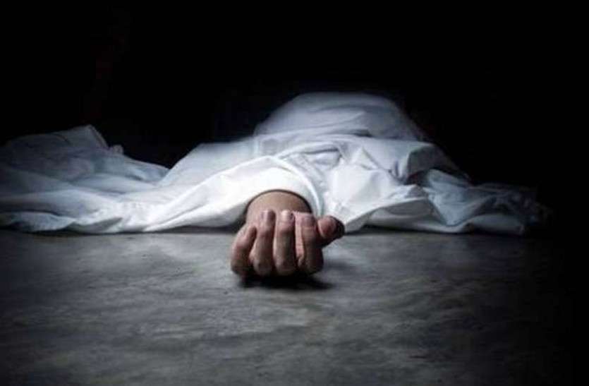स्लीपर कोच बस ने बाइक सवार को कुचला स्लीपर कोच बस ने बाइक सवार को कुचला