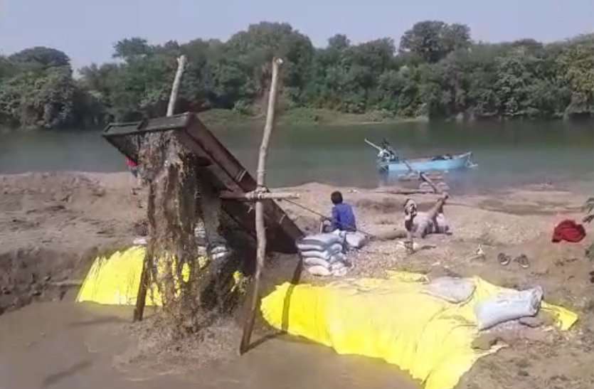 No fear of officials, illegal excavation of sand is going on indiscriminately अधिकारियों का नहीं खौफ, धड़ल्ले से जारी है अवैध रेत उत्खनन