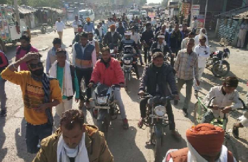 काले कानून के विरोध में किसानों ने निकाली वाहन रैली काले कानून के विरोध में किसानों ने निकाली वाहन रैली