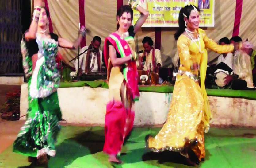 सुरता म पारंपरिक नाचा के कलाकार सुरता म पारंपरिक नाचा के कलाकार
