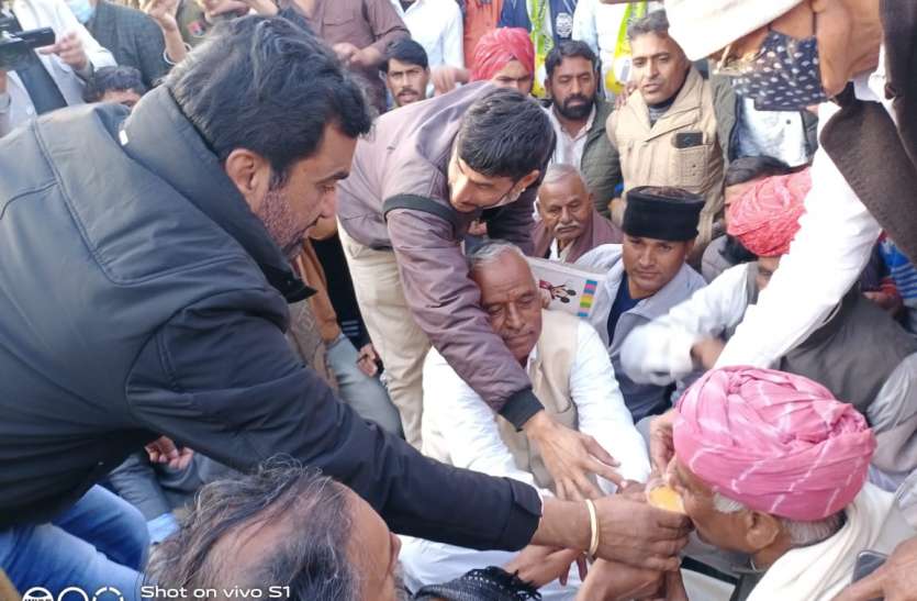 किसान महापंचायत राष्ट्रीय अध्यक्ष रामपाल जाट ने तीन दिवसीय अनशन खत्म किया किसान महापंचायत के राष्ट्रीय अध्यक्ष रामपाल जाट ने खत्म किया अनशन