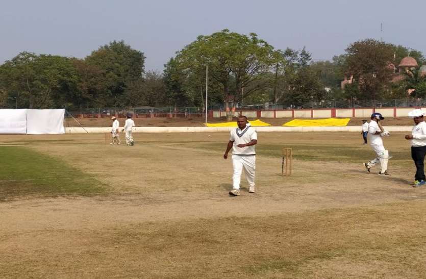 Sports: आदित्य की संघर्षपूर्ण पारी भी नहीं दिला सकी टीम को जीत, 63 रन से हारे मैच Sports: आदित्य की संघर्षपूर्ण पारी भी नहीं दिला सकी टीम को जीत, 63 रन से हारे मैच