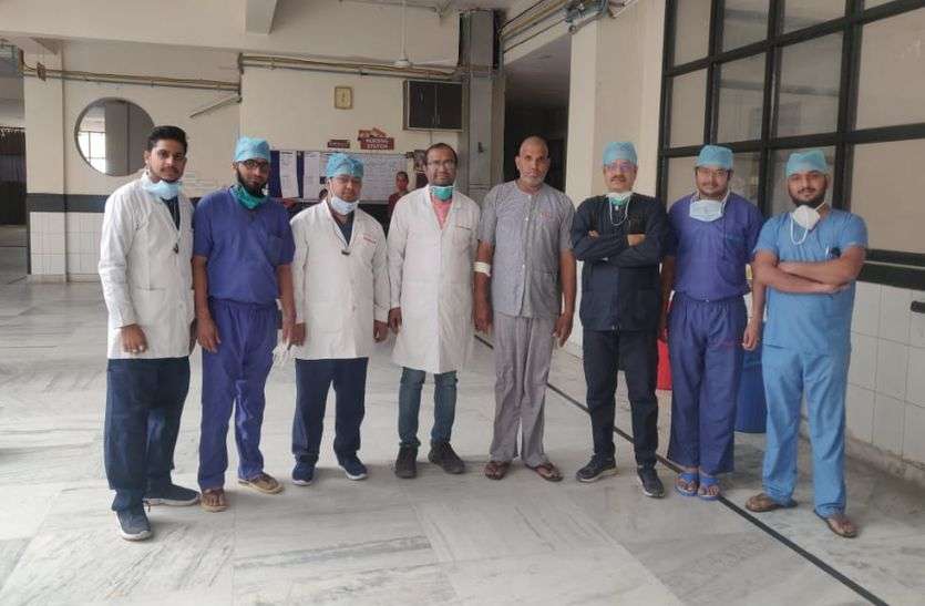 सरमथुरा निवासी न्यूरो चिकित्सक ने किया कमाल, वापस लौटाई आंखों की रोशनी सरमथुरा निवासी न्यूरो चिकित्सक ने किया कमाल, वापस लौटाई आंखों की रोशनी