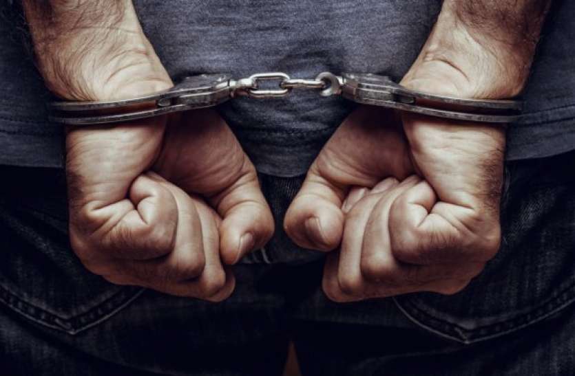 arrest-istock-918118-1605900264.jpg Facebook पर युवती से मांगी अश्लील तस्वीर, दो नाबालिगों पर लव जिहाद का केस दर्ज, एक गिरफ्तार