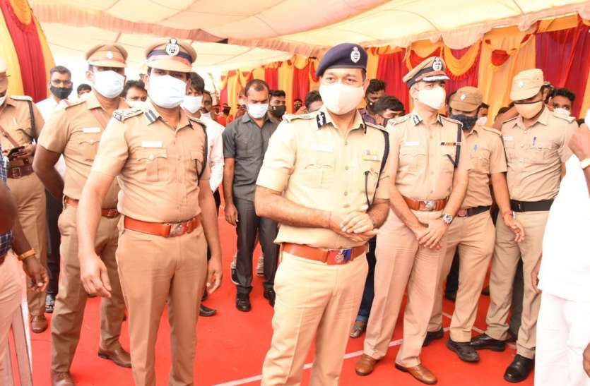 10,000 Chennai cops, patrol teams mobilised for safe New Years eve चेन्नई में नववर्ष पर सुरक्षा व्यवस्था चाक चौबंद के लिए 10 हजार पुलिसकर्मियों की होगी तैनाती