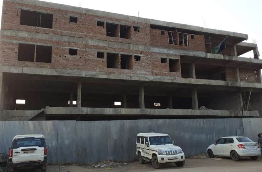 सात दिन में उचित जवाब न आने पर गिराई जाएगी बिल्डिंग ज्यादा रकवा में बना लिया व्यावसायिक भवन, नगरपालिका ने रुकवाया काम, थमाया नोटिस