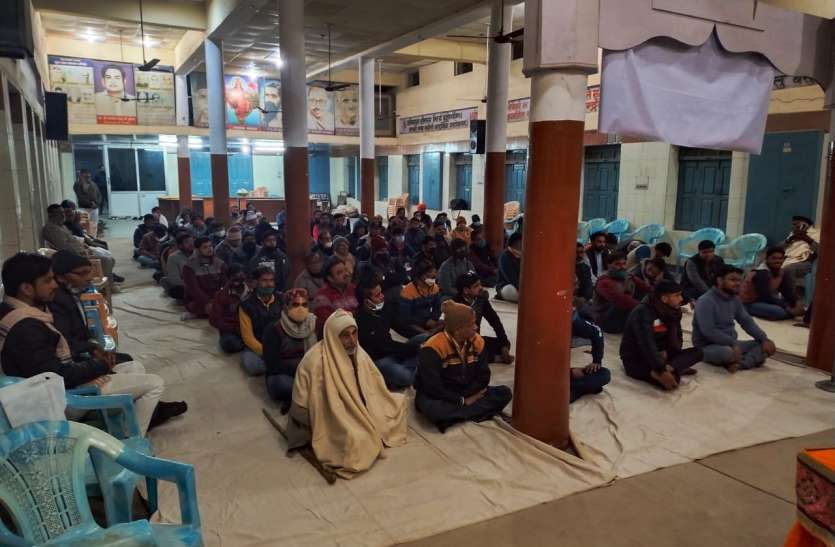 राम मंदिर को लेकर चर्चा करते आरएसएस कार्यकर्ता - फ़ोटो - पत्रिका न्यूज़ नेटवर्क मन्दिर निर्माण में जन जन की सहभागिता हो,RSS